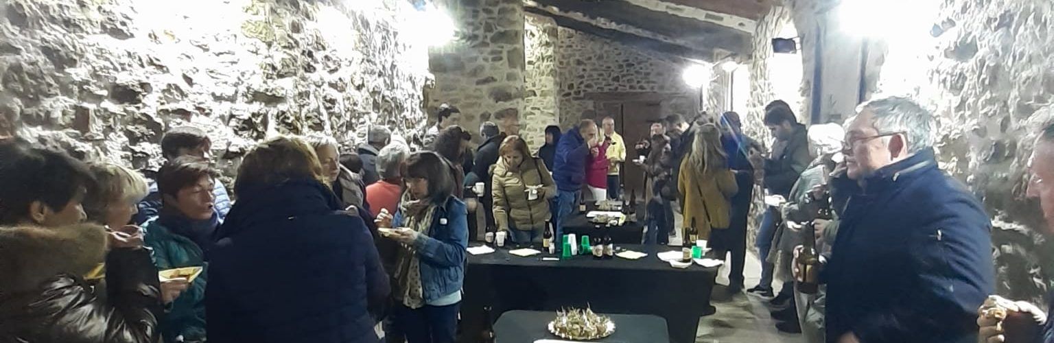Veïns i veïnes de Benassal degusten productes locals amb Sabina Asins