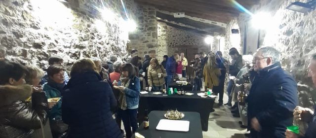 Veïns i veïnes de Benassal degusten productes locals amb Sabina Asins