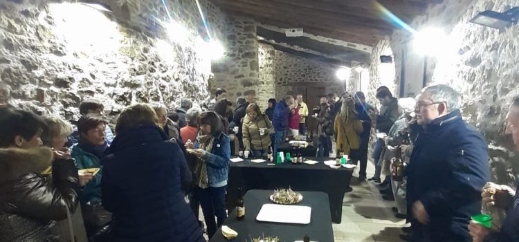 Veïns i veïnes de Benassal degusten productes locals amb Sabina Asins