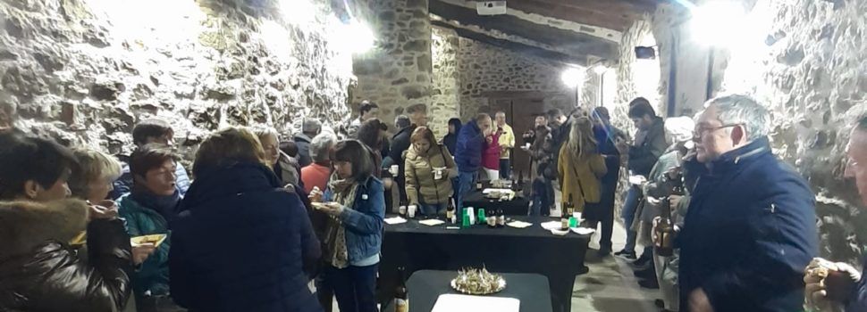 Veïns i veïnes de Benassal degusten productes locals amb Sabina Asins