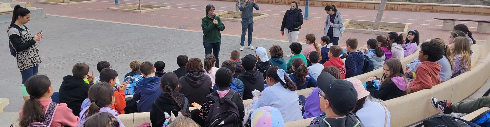 Escolars de Peníscola reforesten les dunes de la platja Nord per a reforçar la seua capacitat de contenció de temporals marítims