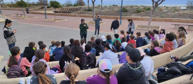 Escolars de Peníscola reforesten les dunes de la platja Nord per a reforçar la seua capacitat de contenció de temporals marítims 