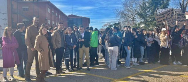 El PSOE es bolca en la concentració de protesta per la decisió de la Generalitat de parar l’expedient de remodelació integral de l’IES Ramón Cid