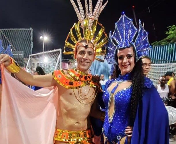 Dos vinarossencs de l’ESMUVI Batucada, desfilant al Carnaval de Rio de Janeiro