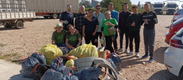 L’Ajuntament i Apnal participen en una jornada de recollida de residus al riu Cervol