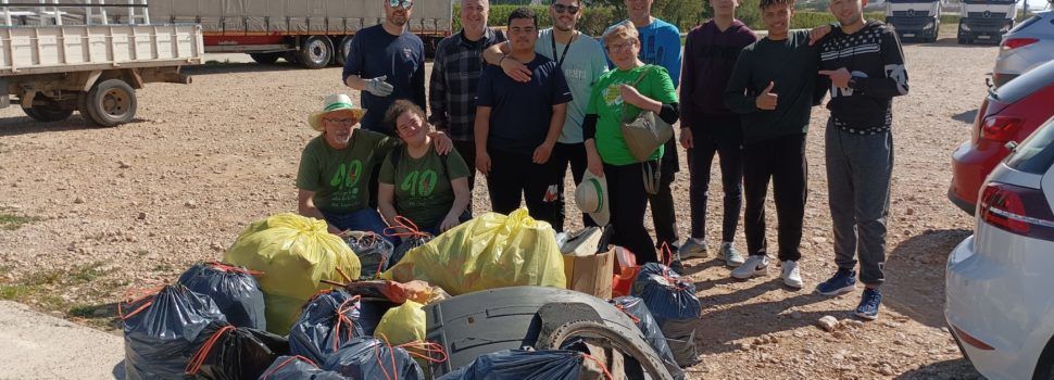 L’Ajuntament i Apnal participen en una jornada de recollida de residus al riu Cervol