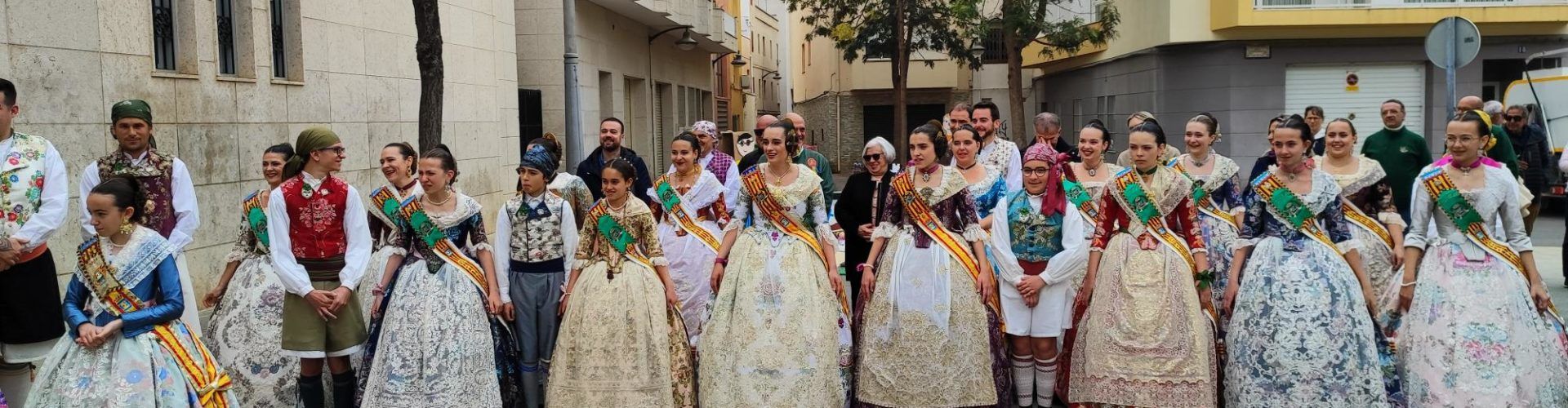 Falleres benicarlandes en la cremà de la peculiar falla de la Residència Sant Sebastià de Vinaròs