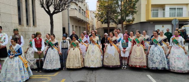Falleres benicarlandes en la cremà de la peculiar falla de la Residència Sant Sebastià de Vinaròs