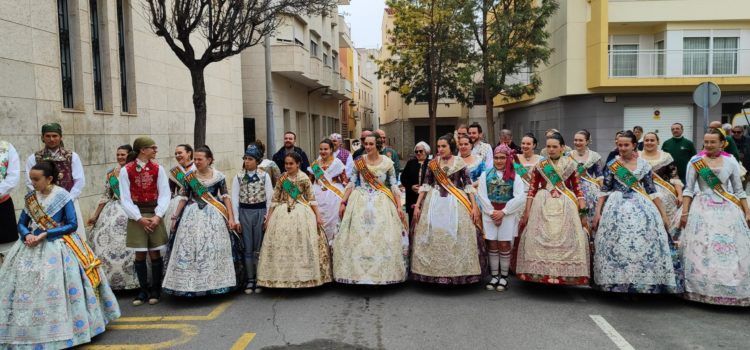 Falleres benicarlandes en la cremà de la peculiar falla de la Residència Sant Sebastià de Vinaròs