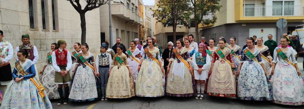 Falleres benicarlandes en la cremà de la peculiar falla de la Residència Sant Sebastià de Vinaròs
