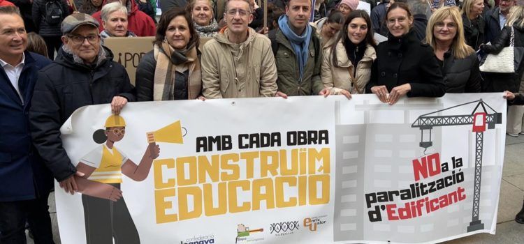 El Grup Municipal Socialista de Benicarló participa en la manifestació en contra de la paralització de l’Edificant