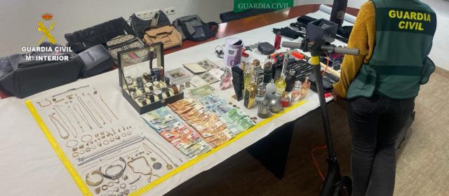 La Guardia Civil detiene en Vinaròs a  tres personas por robos en viviendas y  pertenencia a grupo criminal