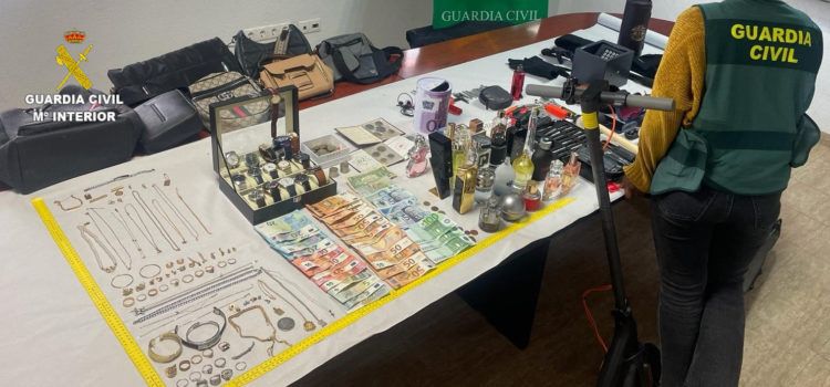 La Guardia Civil detiene en Vinaròs a tres personas por robos en viviendas y pertenencia a grupo criminal