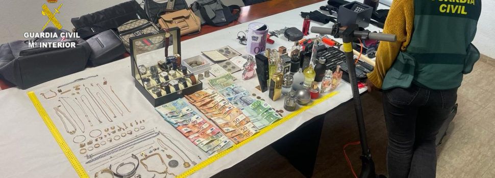 La Guardia Civil detiene en Vinaròs a  tres personas por robos en viviendas y  pertenencia a grupo criminal