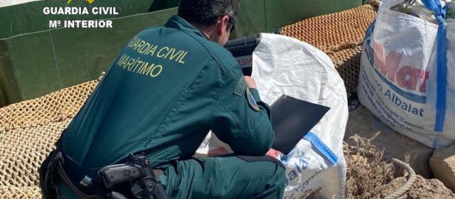 La Guardia Civil aprehende 7.000 metros de redes caladas ilegalmente en las costas de Peñíscola y Castellón