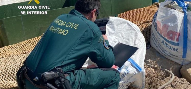 La Guardia Civil aprehende 7.000 metros de redes caladas ilegalmente en las costas de Peñíscola y Castellón