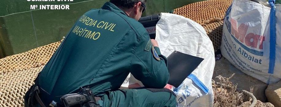 La Guardia Civil aprehende 7.000 metros de redes caladas ilegalmente en las costas de Peñíscola y Castellón