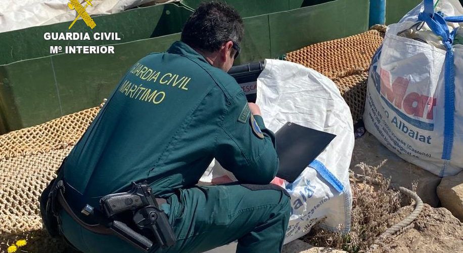 La Guardia Civil aprehende 7.000 metros de redes caladas ilegalmente en las costas de Peñíscola y Castellón