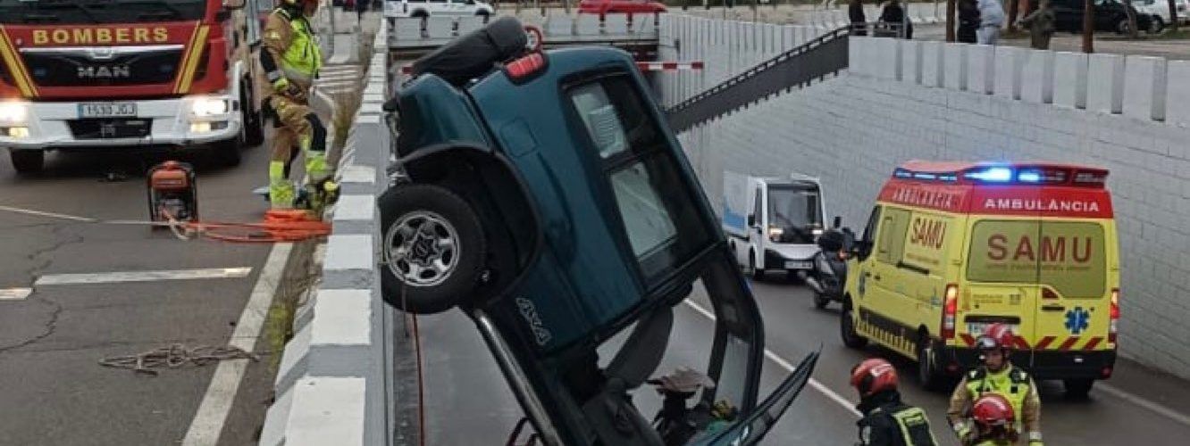 Cae un coche al paso inferior de la avenida Pio XII de Vinaròs