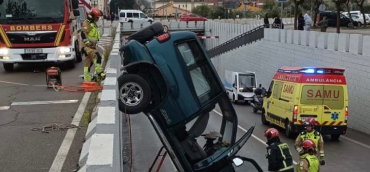 Cae un coche al paso inferior de la avenida Pio XII de Vinaròs