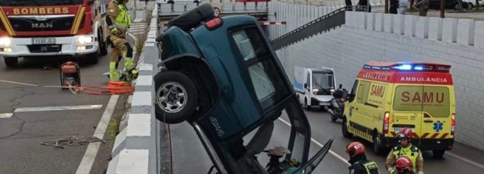 Cae un coche al paso inferior de la avenida Pio XII de Vinaròs