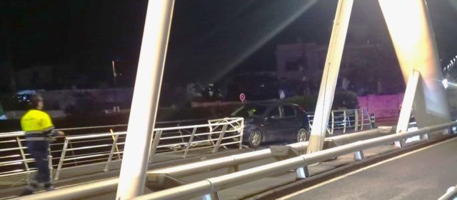 Un cotxe xoca contra la barana d’un dels ponts sobre el Cervol
