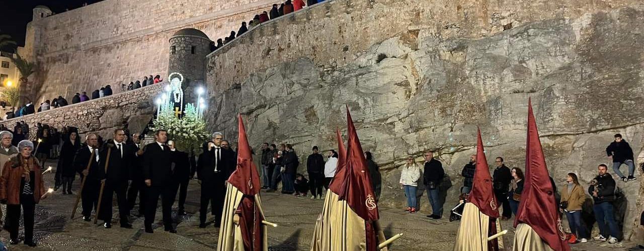 Peñíscola vive la procesión del Jueves Santo por las calles empedradas de su ciudadela