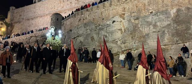 Peñíscola vive la procesión del Jueves Santo por las calles empedradas de su ciudadela