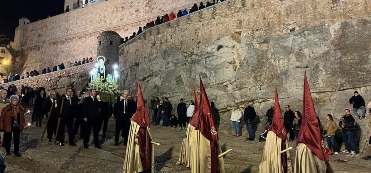 Peñíscola vive la procesión del Jueves Santo por las calles empedradas de su ciudadela