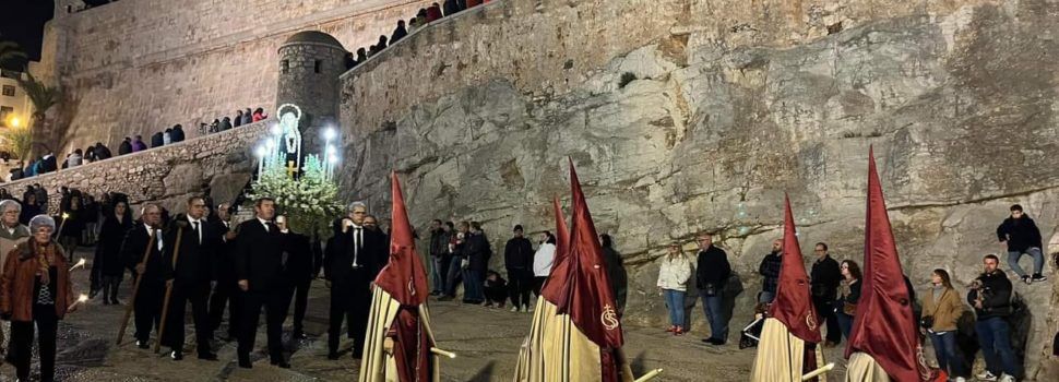 Peñíscola vive la procesión del Jueves Santo por las calles empedradas de su ciudadela