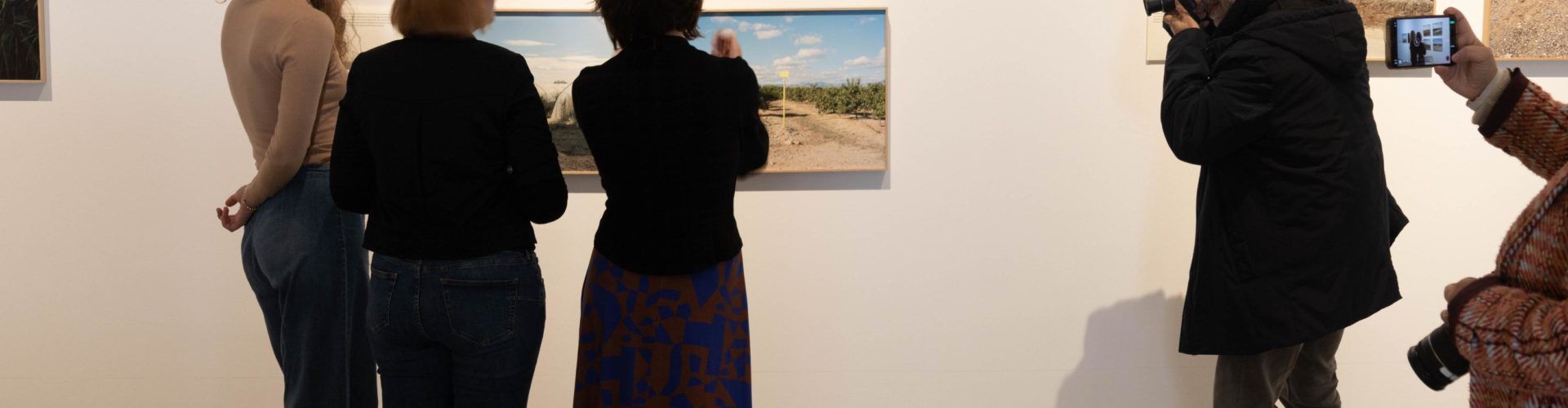 L’artista Paula Artés posa llum i taquígraf en els abusos de poder del projecte Castor