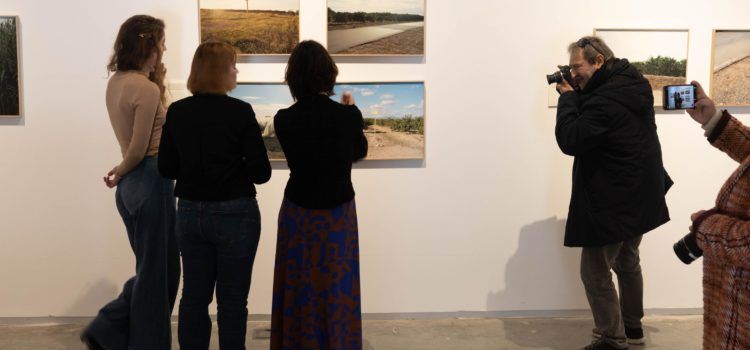 L’artista Paula Artés posa llum i taquígraf en els abusos de poder del projecte Castor
