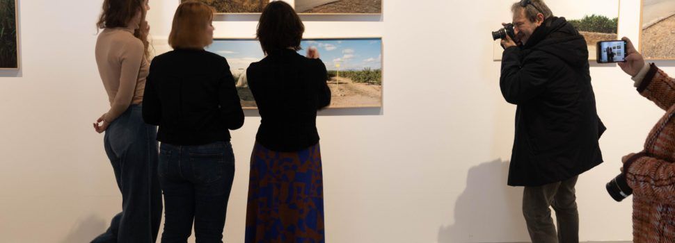 L’artista Paula Artés posa llum i taquígraf en els abusos de poder del projecte Castor