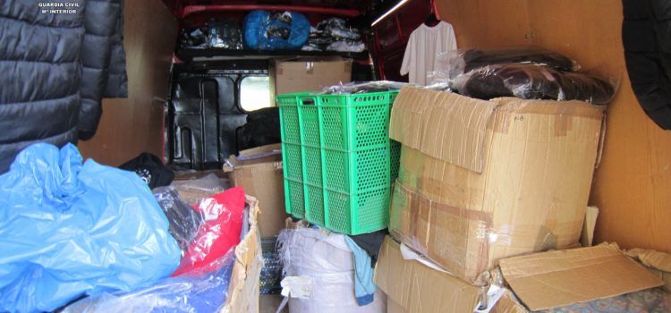 La Guardia Civil de Tarragona interviene una gran cantidad de ropa falsificada en una parada de mercadillo de Tortosa