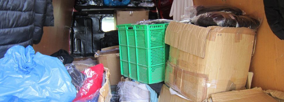 La Guardia Civil de Tarragona interviene una gran cantidad de ropa falsificada en una parada de mercadillo de Tortosa