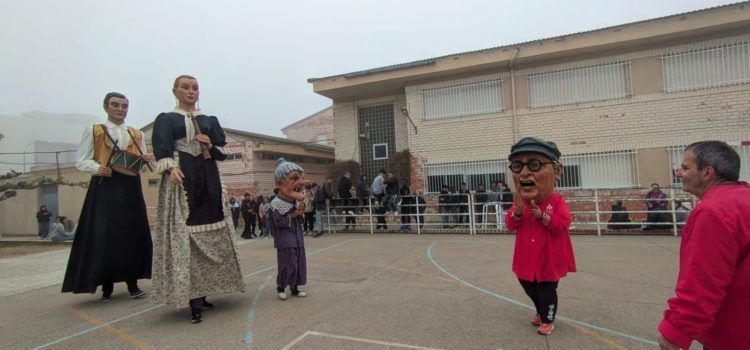 Vídeos i fotos: Els gegantons i els nanos a l’IES Vilaplana