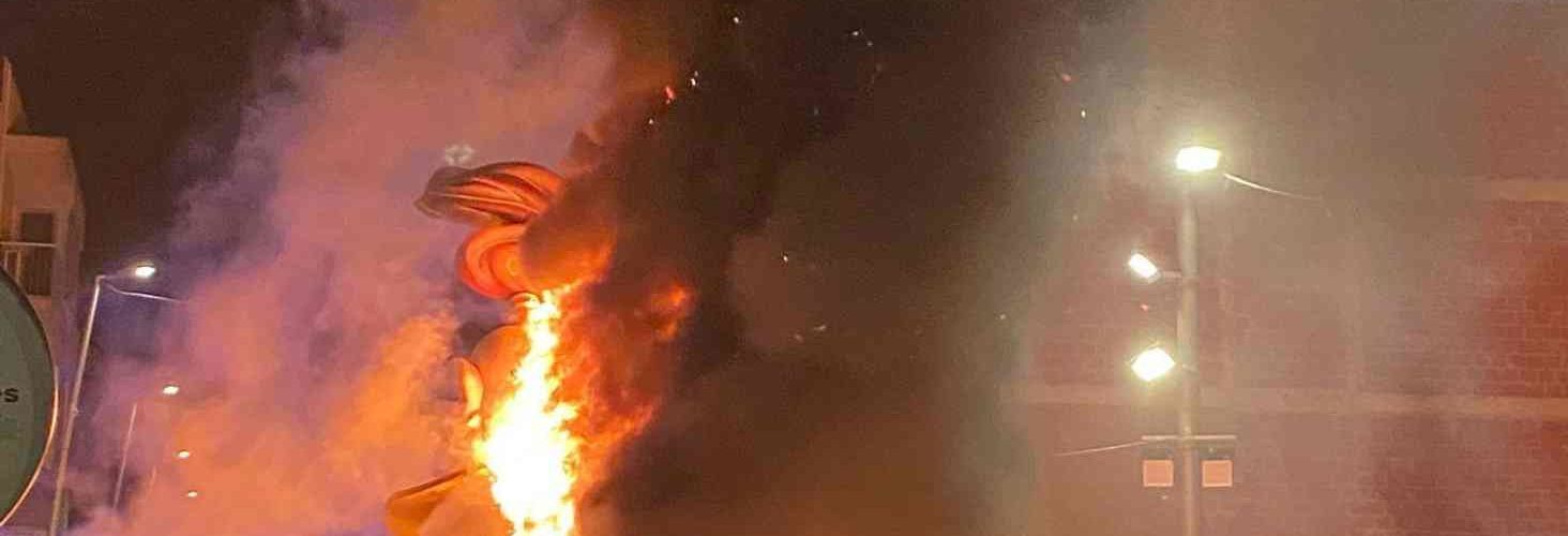 El fuego consume los monumentos benicarlandos y da paso a las Fallas 2025