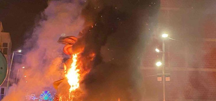 El fuego consume los monumentos benicarlandos y da paso a las Fallas 2025