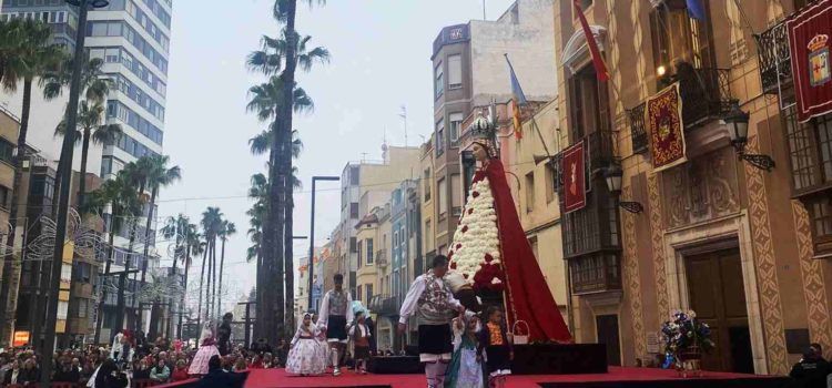 Emotiva ofrenda floral en Benicarló a la Virgen del Mar