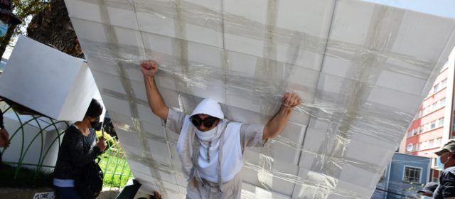 Carlo Mò apareix carregant un mur a l’esquena al Teatre Orfeó Montsià
