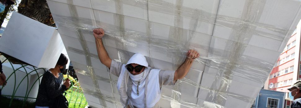 Carlo Mò apareix carregant un mur a l’esquena al Teatre Orfeó Montsià