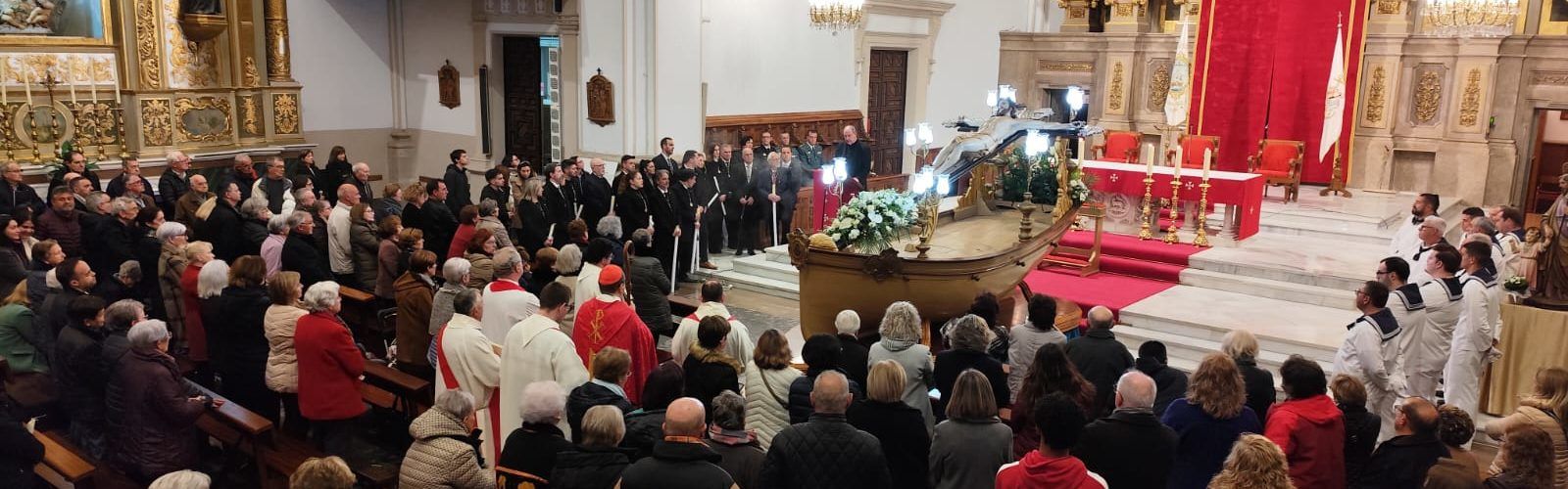 Milers de persones acompanyen a Benicarló el Crist de la Mar en la seua pujada