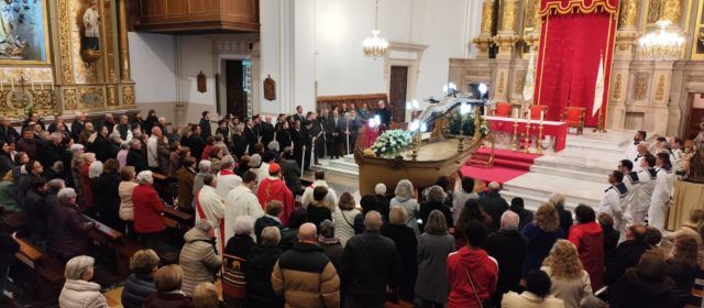 Milers de persones acompanyen a Benicarló el Crist de la Mar en la seua pujada