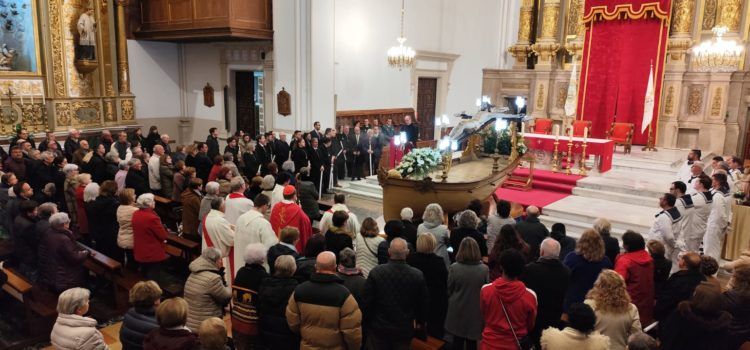 Milers de persones acompanyen a Benicarló el Crist de la Mar en la seua pujada