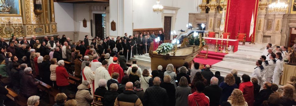 Milers de persones acompanyen a Benicarló el Crist de la Mar en la seua pujada