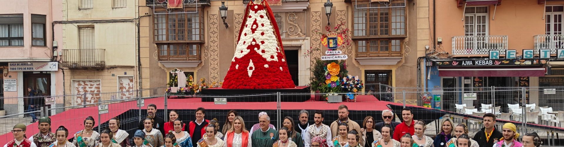 La presidenta de la Diputació visita Benicarló en Falles
