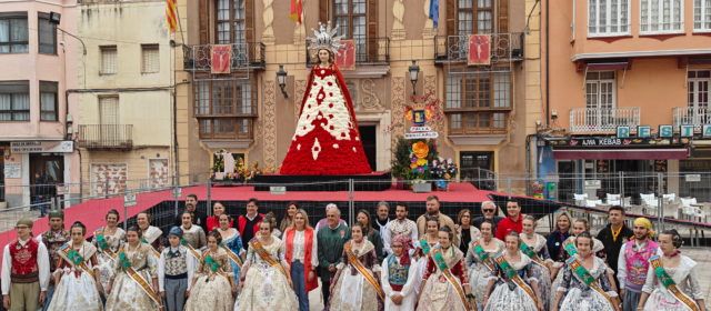 La presidenta de la Diputació visita Benicarló en Falles