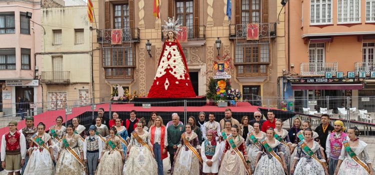 La presidenta de la Diputació visita Benicarló en Falles
