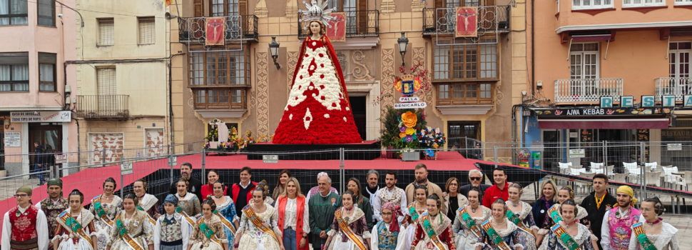 La presidenta de la Diputació visita Benicarló en Falles
