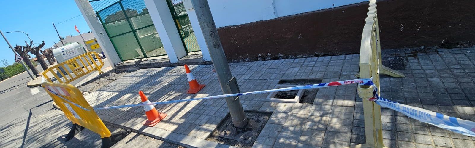 La Brigada Municipal de Càlig repara la vorera del passeig de Blas O’Sanz
